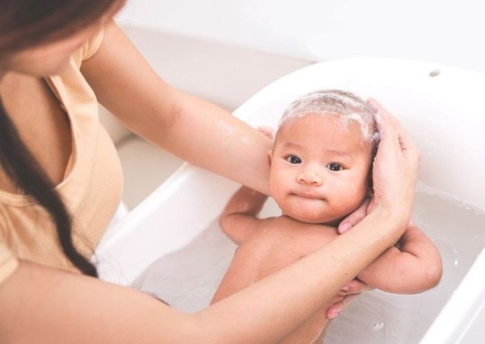 Thường xuyên xoa bóp bằng gel nha đam trước khi gội đầu cho trẻ. Nguồn từ happypreggie