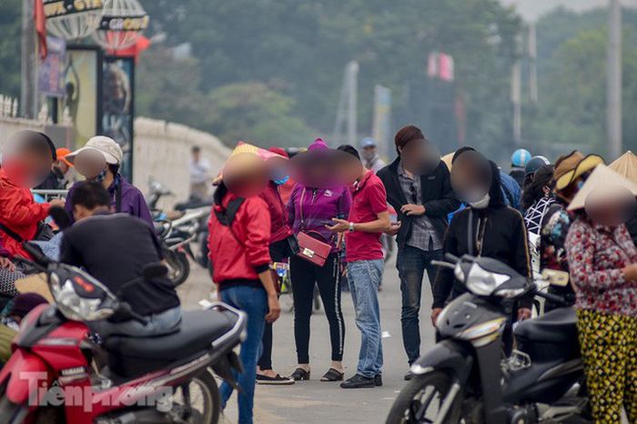 Hãy hạn chế mua vé từ “chợ đen” nhé.