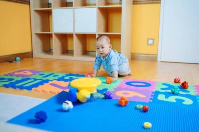 Chơi trên thảm với nhiều đồ chơi khác nhau. Nguồn: Getty Images.