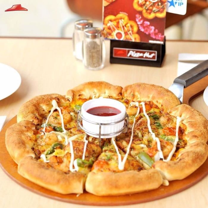 Pizza Hut – không ngoa khi nói đây là thương hiệu pizza 'quốc dân' vì bạn có thể tìm kiếm một cửa hàng Pizza Hut ở gần nhà bạn.