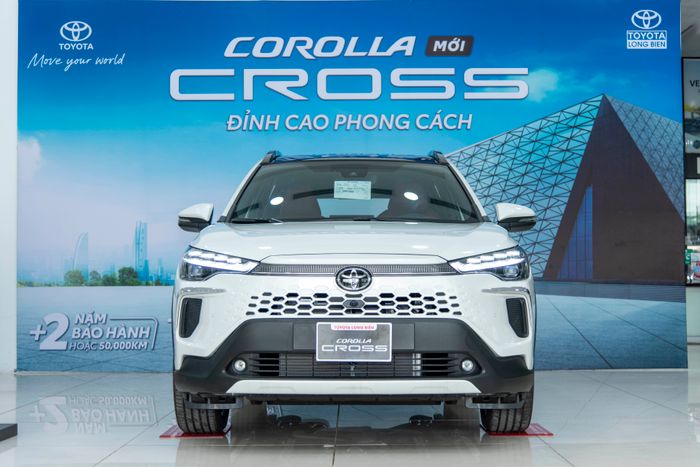 Khám phá Toyota Corolla Cross 1.8V tại đại lý, trang bị không kém 1.8HEV