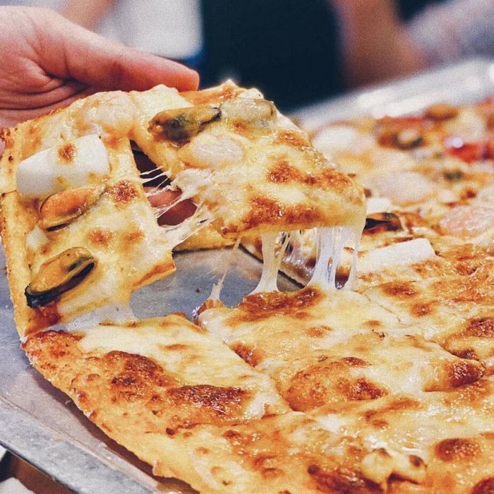 Phần đế của các chiếc pizza có độ dày vừa phải, không quá mỏng không quá dày, kết hợp với lớp nhân giữa mềm mịn, phần dưới giòn tan và phủ đầy những lớp topping trên mặt bánh.