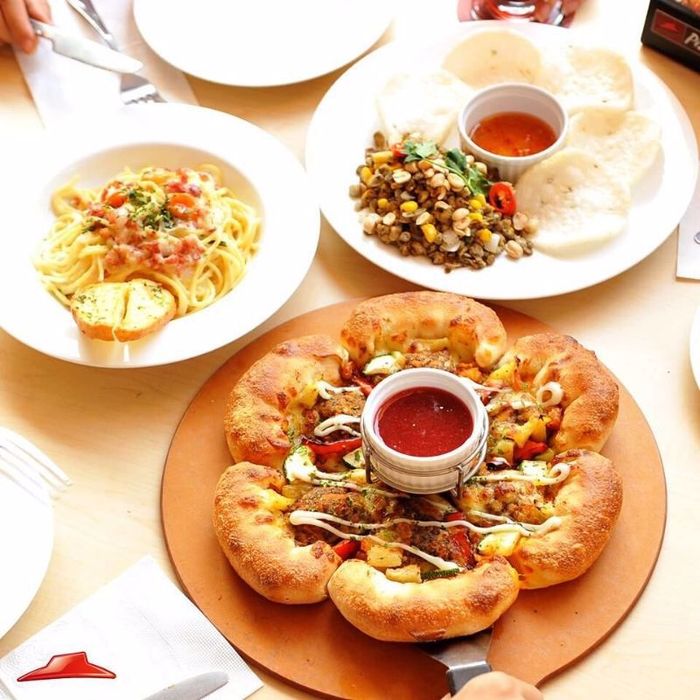 Chiếc bánh pizza có hình như những cánh hoa, thuộc dòng bánh được ra mắt vào dịp Tết cổ truyền tại Việt Nam.