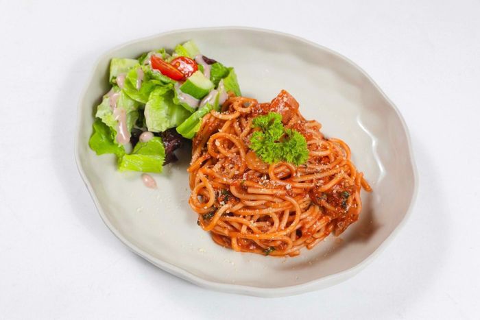 Ngoài các món ăn Việt Nam, bạn còn có thể thưởng thức các món nước ngoài như spaghetti, beefsteak, cari Nhật, sushi, sashimi tại Cocochin Food Court.