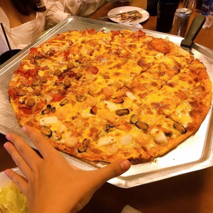 Chiếc pizza cỡ 18 inchs “khổng lồ” như vậy, một đội khoảng từ 7 đến 9 người sẽ no căng bụng.