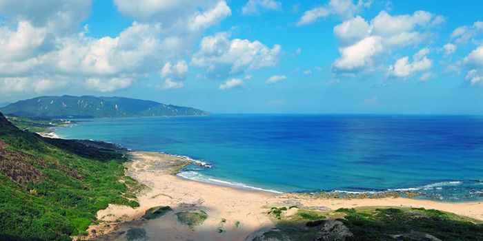 Bãi biển Kenting với biển xanh và bờ cát trắng