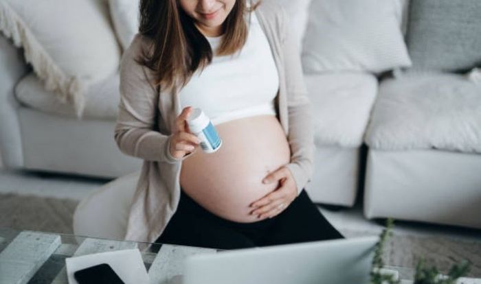 Thai phụ cần tìm hiểu thêm thông tin về vitamin tổng hợp trên nhãn sản phẩm. Nguồn: Getty Images