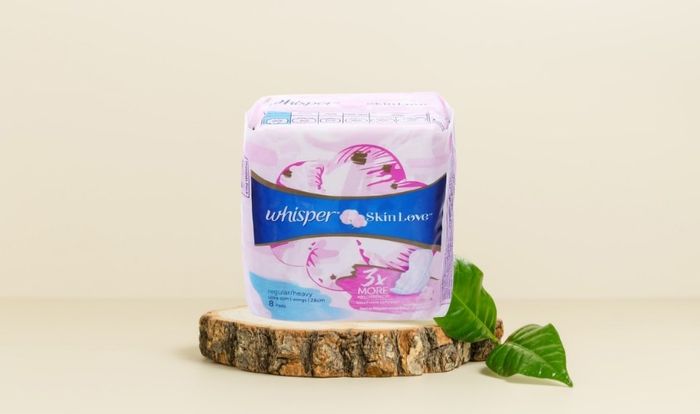 Băng vệ sinh ban ngày Whisper Skin Love siêu thấm với cánh 8 miếng