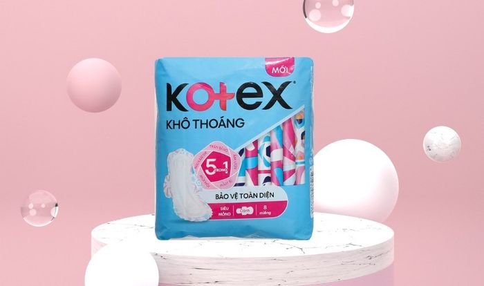 Băng vệ sinh Kotex Khô Thoáng chống tràn ban ngày với 8 miếng cánh