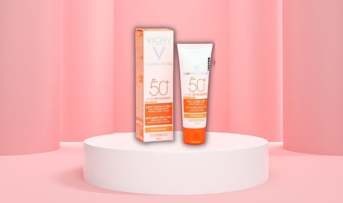 Kem chống nắng Vichy Capital Soleil SPF 50+ PA++++ 50ml giúp ngăn ngừa sạm nám và không gây cảm giác bóng nhờn.