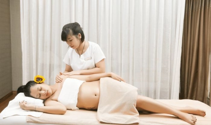 Tặng cho cô ấy các Voucher dịch vụ massage mẹ bầu để giúp cô ấy tự tin hơn