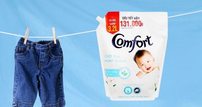 Nước xả cho bé Comfort dành cho da nhạy cảm, hương phấn dịu nhẹ, dung tích 3.2 lít