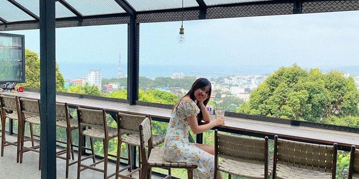 Thưởng thức tại Bistro & Skybar Chuồn chuồn