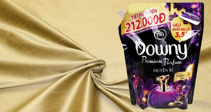 Downy Premium Parfum 3.5 lít giữ hương thơm lâu và làm mềm sợi vải