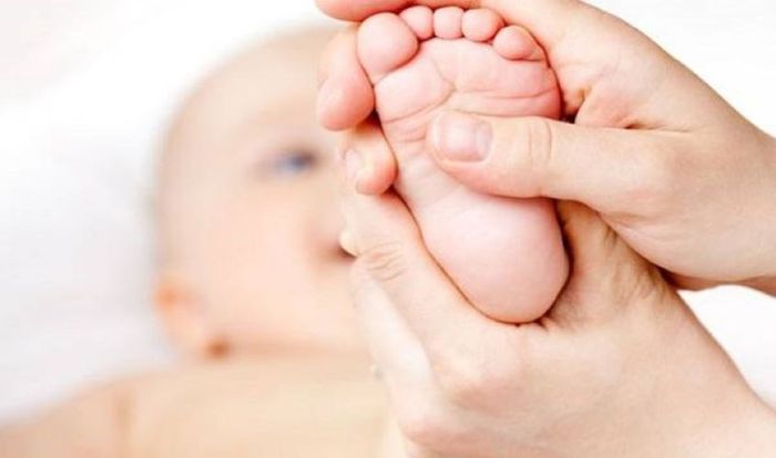 Thoa tinh dầu tràm vào lòng bàn chân giúp bé giữ ấm đôi chân