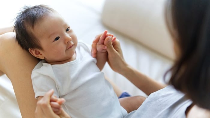 Cha mẹ cần chú ý theo dõi sức khỏe của bé sơ sinh vì chúng dễ bị bệnh. Nguồn: Theasianparent