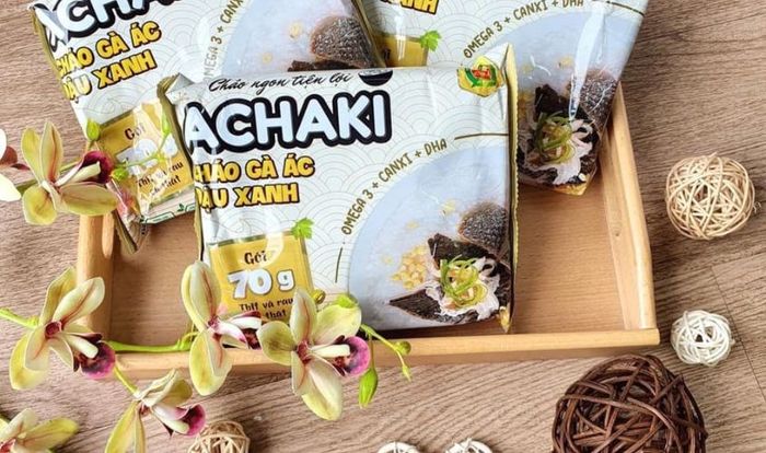 Cháo ăn liền Achaki với hương vị gà ác và đậu xanh, đóng gói trong gói 105g.