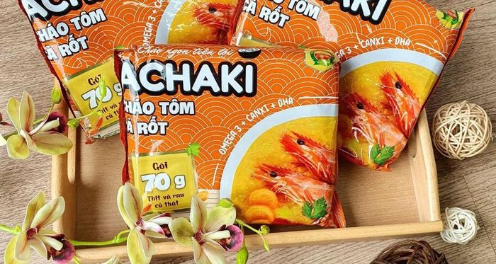 Cháo ăn liền Achaki với hương vị thịt tôm và cà rốt, đóng gói trong gói 105g.