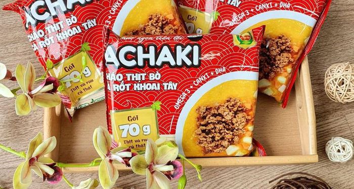 Cháo ăn liền Achaki với hương vị thịt bò, cà rốt và khoai tây, đóng gói trong gói 105g.