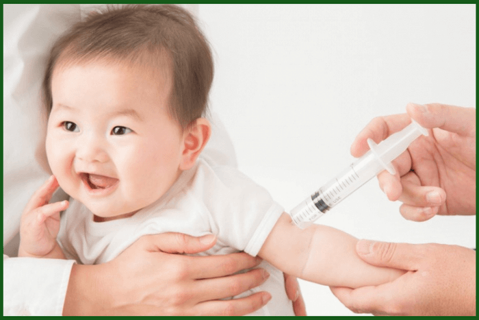 Việc tiêm vaccine giúp cải thiện hệ miễn dịch cho bé