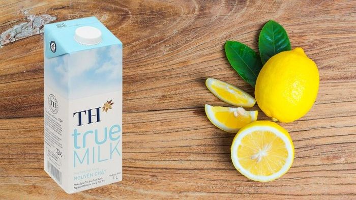 Kết hợp nước cốt chanh với Sữa tươi TH true MILK không đường 1 lít để tạo ra công thức trị rạn da