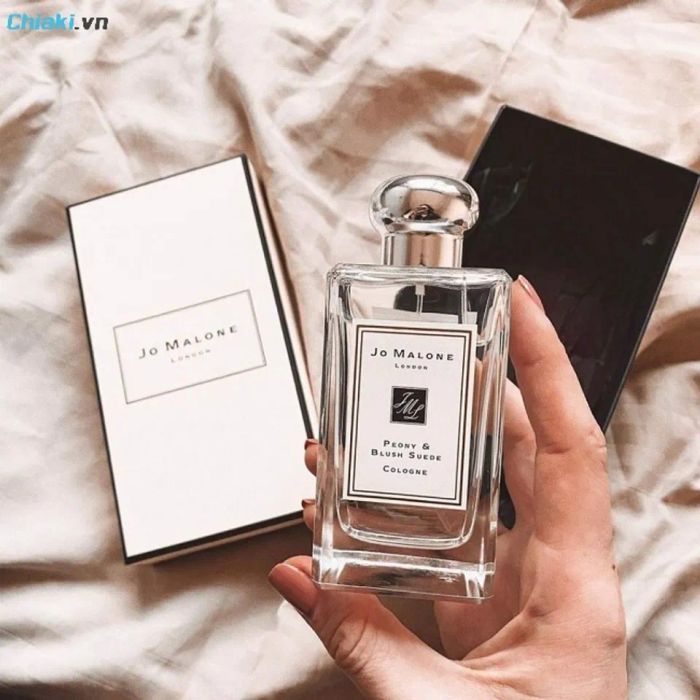 Nước hoa Jo Malone London Peony & Blush Suede mang đến cho bạn cảm giác như đang đứng trước bờ biển thơ mộng