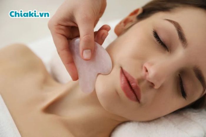 Massage mặt bằng đá guasha thạch anh