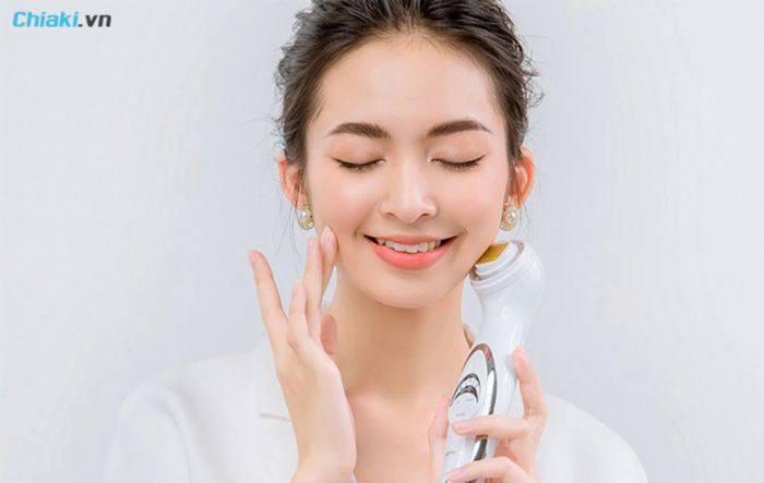 Tiết kiệm thời gian và chi phí làm đẹp: Sở hữu máy massage nâng cơ tại nhà giúp bạn tiết kiệm thời gian và chi phí, đồng thời cải thiện làn da một cách hiệu quả.