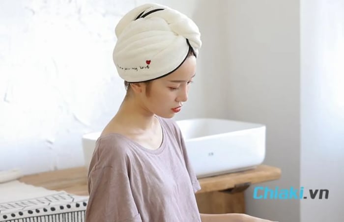 Quấn tóc trong khăn turban trước khi sấy