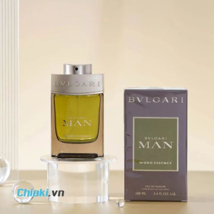 Nước hoa Bvlgari Man Wood Essence màu xanh lá cây