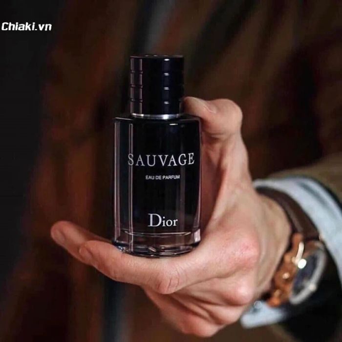 Các bước xịt nước hoa Dior Sauvage