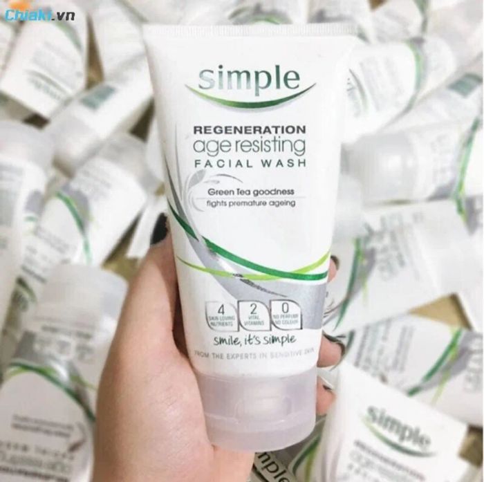 Sữa rửa mặt Simple Regeneration Age Resisting Facial Wash giúp cải thiện dấu hiệu lão hóa