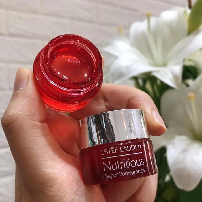 Kem mắt Estee Lauder Nutritious Super Pomegranate có cấu trúc gel, nhẹ nhàng