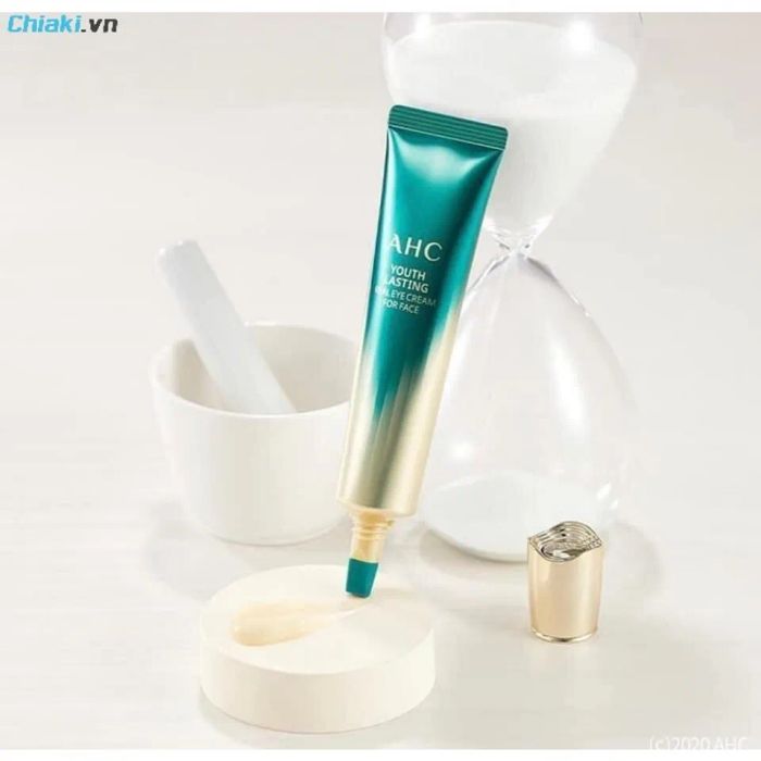 Kem mắt AHC xanh Youth Lasting Real Eye Cream For Face giúp ngăn ngừa nếp nhăn hình thành.