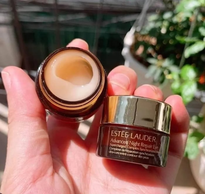 Kem mắt Estee Lauder Advanced Night Repair Eye có kết cấu dạng crème mỏng nhẹ và thấm nhanh.