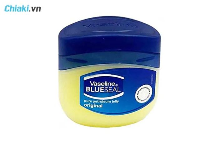 Sáp nẻ Vaseline là sự lựa chọn tốt nhất cho đôi môi khô ráp, bảo vệ chúng khỏi bị nứt nẻ.