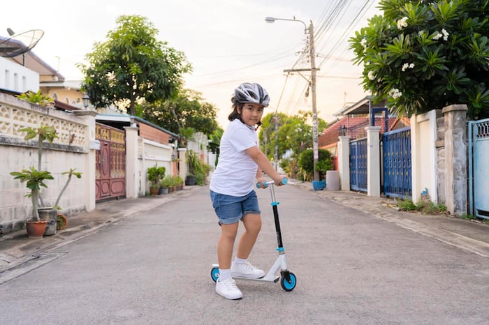 Trẻ cần được đeo bảo hộ khi sử dụng đồ chơi ngoài trời.