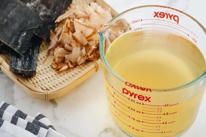 Cách chuẩn bị nước dashi từ cá bào và rong biển