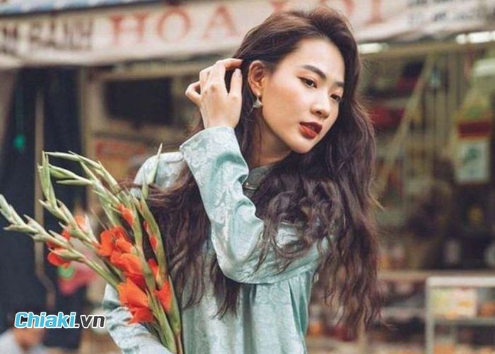 Kiểu tóc mặc áo dài truyền thống uốn xoăn nhẹ