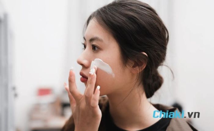 Các bước skincare cơ bản - thoa kem chống nắng