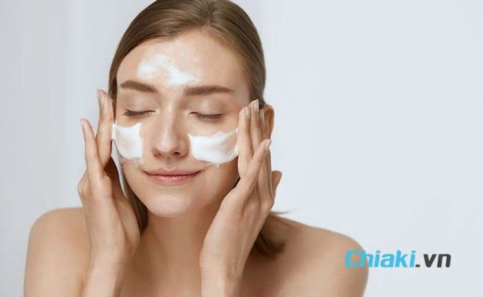 Các bước skincare hàng ngày - Sử dụng sữa rửa mặt