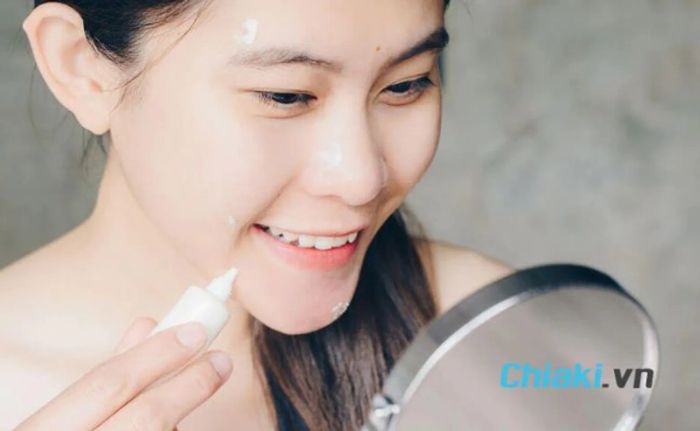 Các bước skincare ban ngày - Sử dụng sản phẩm đặc trị