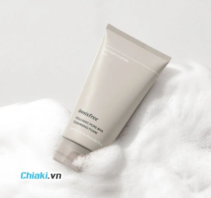 Sản phẩm mới của Innisfree, sữa rửa mặt tro núi lửa, dành riêng cho làn da dầu mụn.
