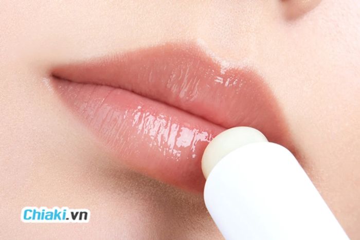 Áp dụng một lượng nhỏ sản phẩm dưỡng ẩm lên môi và massage nhẹ nhàng để các thành phần thẩm thấu vào da.