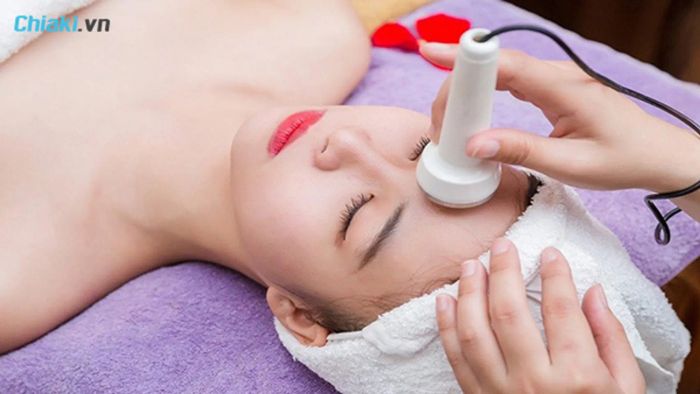 ngoài phương pháp cấy trắng cho da mặt còn có phương pháp điện di vitamin c