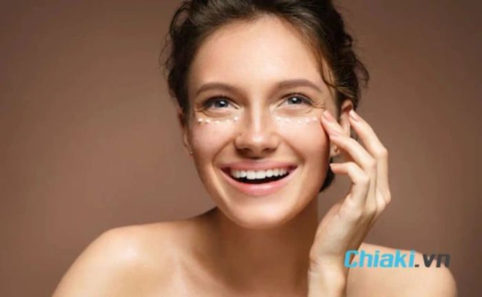 Các bước skincare ban đêm - thoa kem mắt