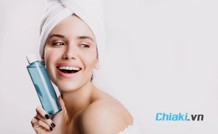 Các bước skincare cơ bản - thoa toner