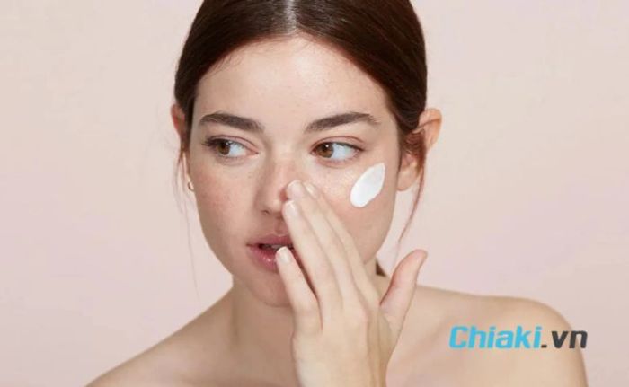 Các bước skincare ban ngày - thoa kem dưỡng ẩm