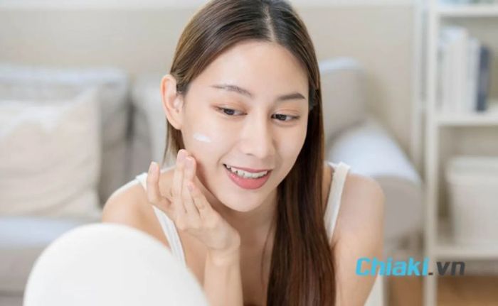 Các bước skincare ban ngày - thoa kem chống nắng