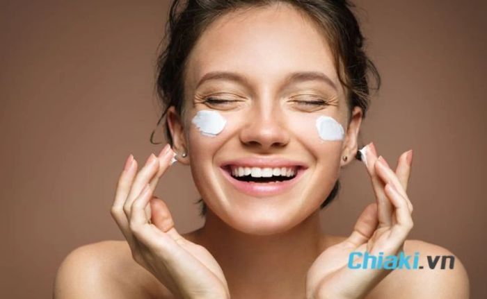 Các bước skincare cơ bản - thoa kem dưỡng ẩm